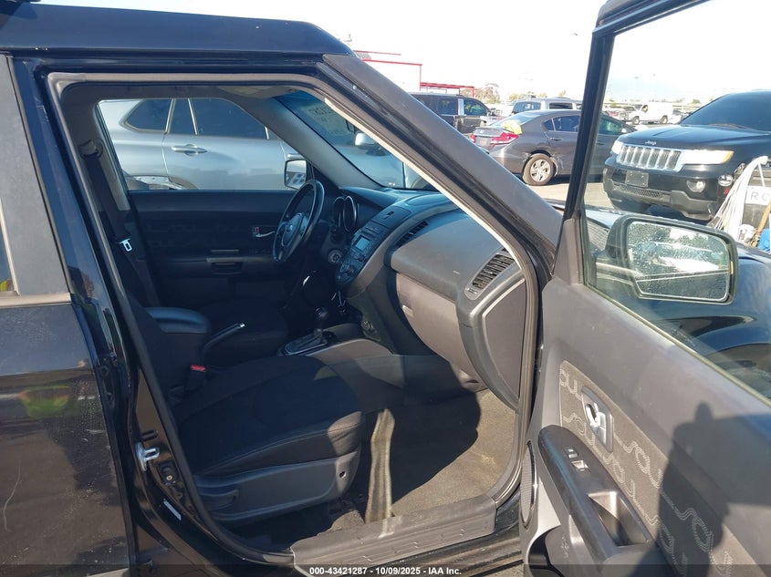 2013 KIA SOUL + KNDJT2A65D7569885