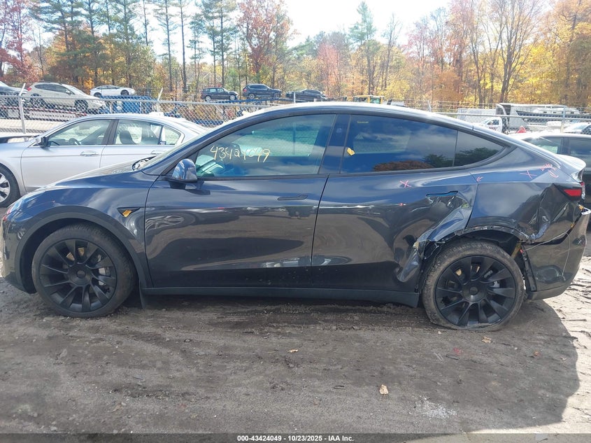 2024 Tesla Model Y Long Range Dual Motor All-Wheel Drive VIN: 7SAYGDEE2RF157220 Lot: 43424049