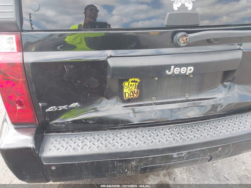 2008 Jeep Commander Sport VIN: 1J8HG48K58C228672 Lot: 43424239