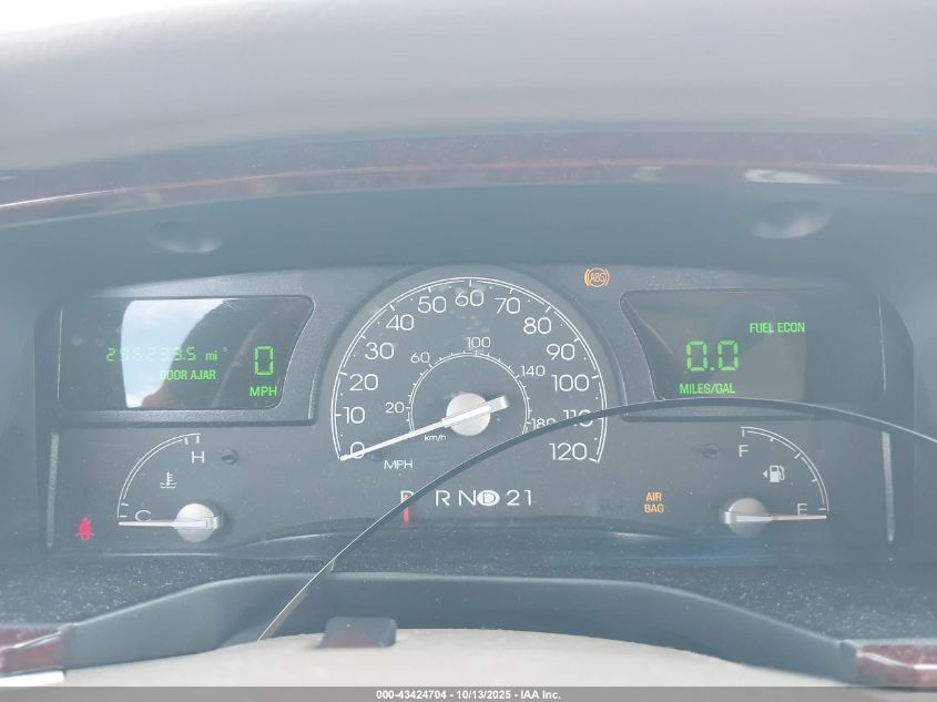 2005 Lincoln Town Car Signature Limited VIN: 1LNHM82W15Y610162 Lot: 43424704