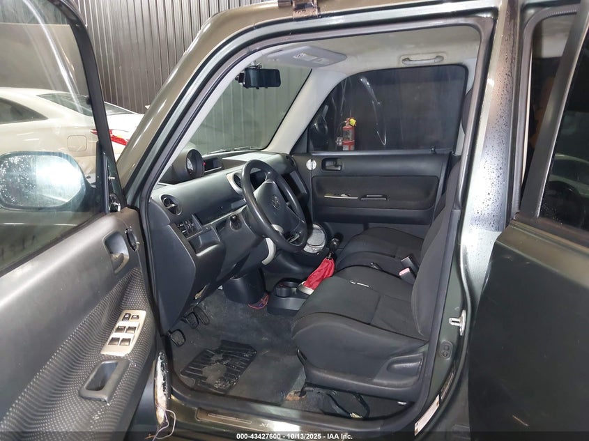 JTLKT334454007909 2005 SCION XB photo no. 5