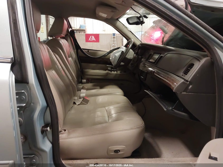 2MEBM7FV7AX635534 2010 MERCURY GRAND MARQUIS photo no. 5