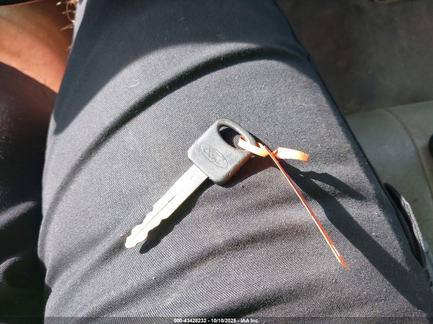 2000 Ford F-250 Lariat/Xl/Xlt VIN: 1FTNX20F7YEC55017 Lot: 43428232