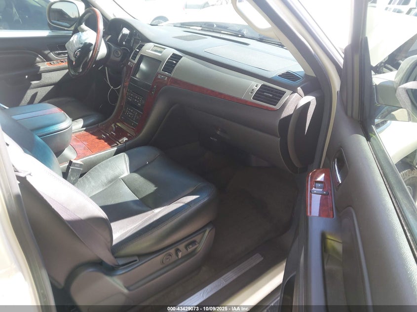 1GYS4CEF8BR396716 2011 CADILLAC ESCALADE photo no. 5