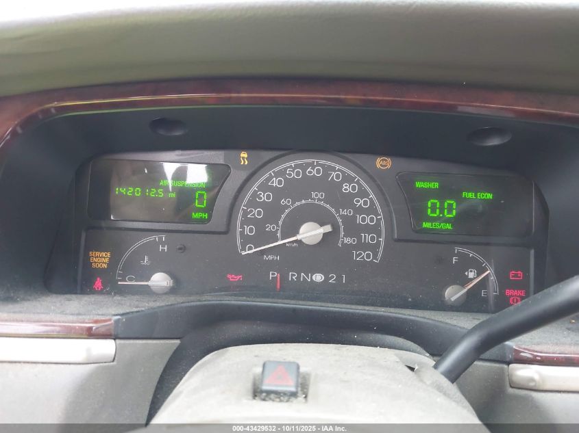 2003 Lincoln Town Car Signature VIN: 1LNHM82W43Y687041 Lot: 43429532