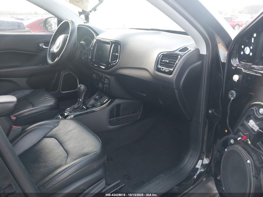 VIN 3C4NJDCB2JT332615 2018 JEEP COMPASS LIMITED 4X4