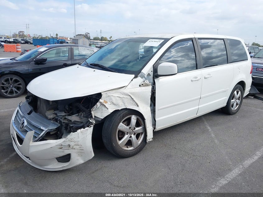 2V4RW3D1XAR272482 2010 VOLKSWAGEN ROUTAN photo no. 2