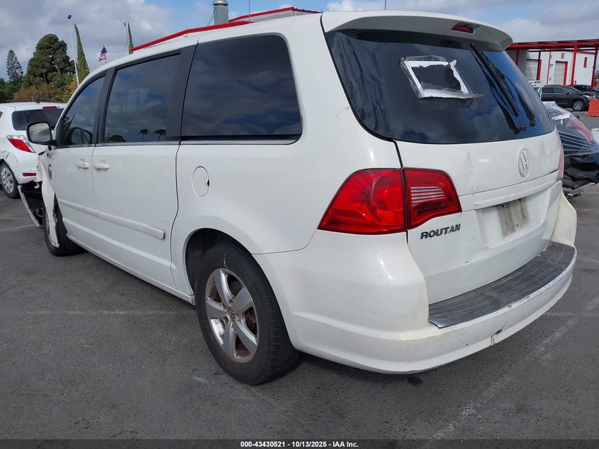 2V4RW3D1XAR272482 2010 VOLKSWAGEN ROUTAN photo no. 3