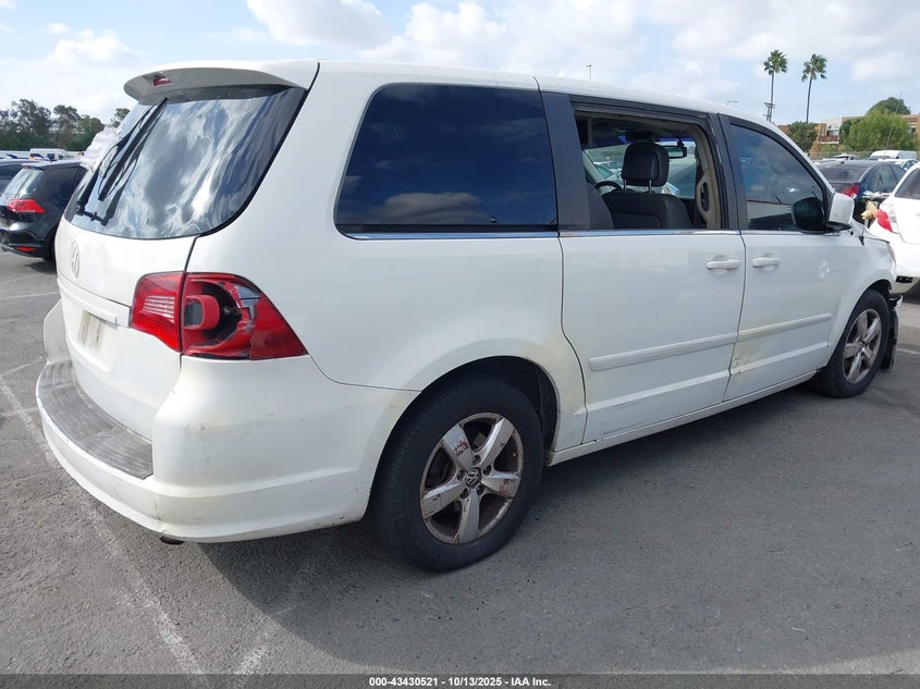 2V4RW3D1XAR272482 2010 VOLKSWAGEN ROUTAN photo no. 4
