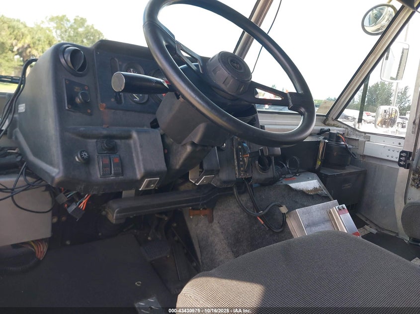 4UZA4FF44XCA60716 1999   photo no. 6