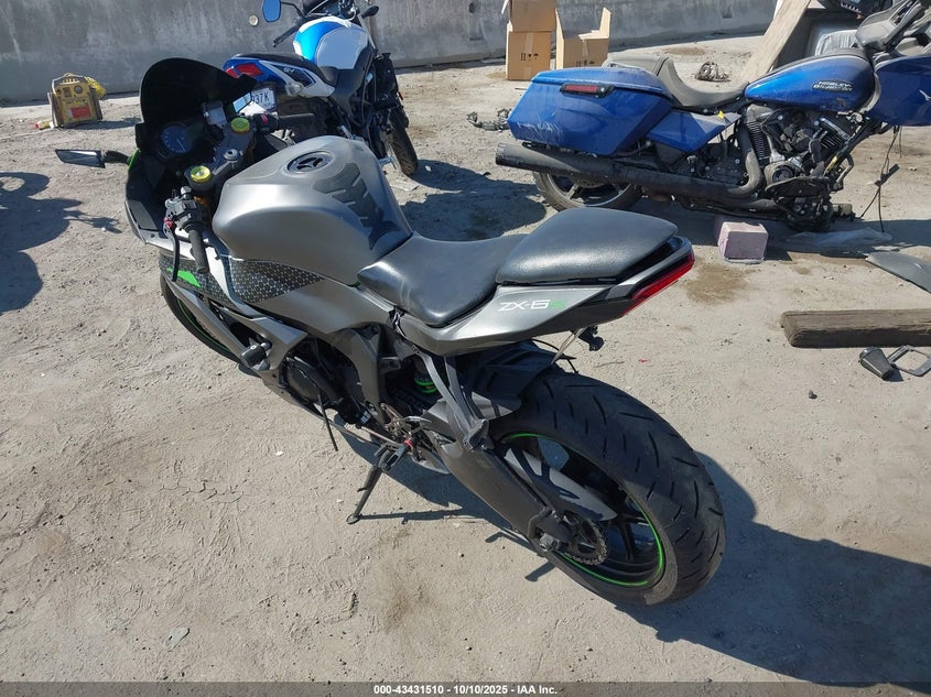 JKBZXJF11FA006049 2015 KAWASAKI ZX photo no. 3