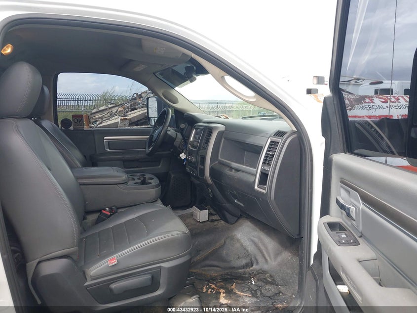 3C7WRMBL3HG604327 2017 RAM 5500 photo no. 3