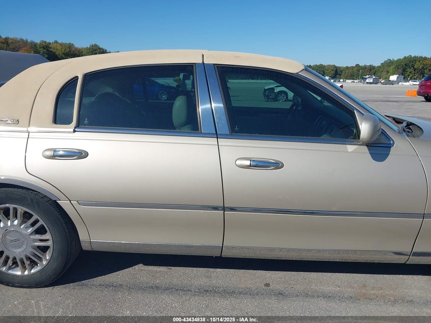 2006 Lincoln Town Car Signature Limited VIN: 1LNHM82V06Y623543 Lot: 43434838