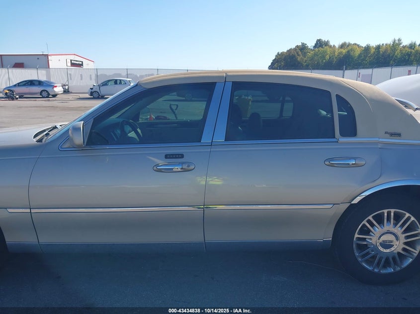 2006 Lincoln Town Car Signature Limited VIN: 1LNHM82V06Y623543 Lot: 43434838