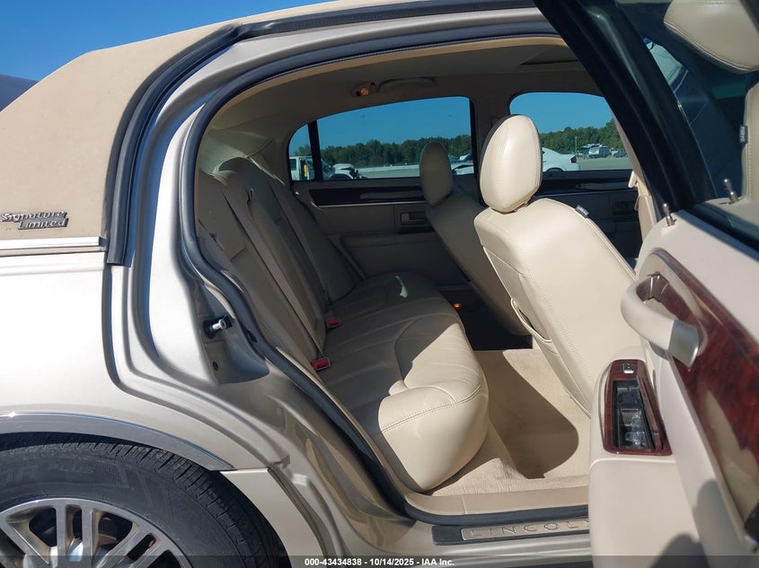 2006 Lincoln Town Car Signature Limited VIN: 1LNHM82V06Y623543 Lot: 43434838