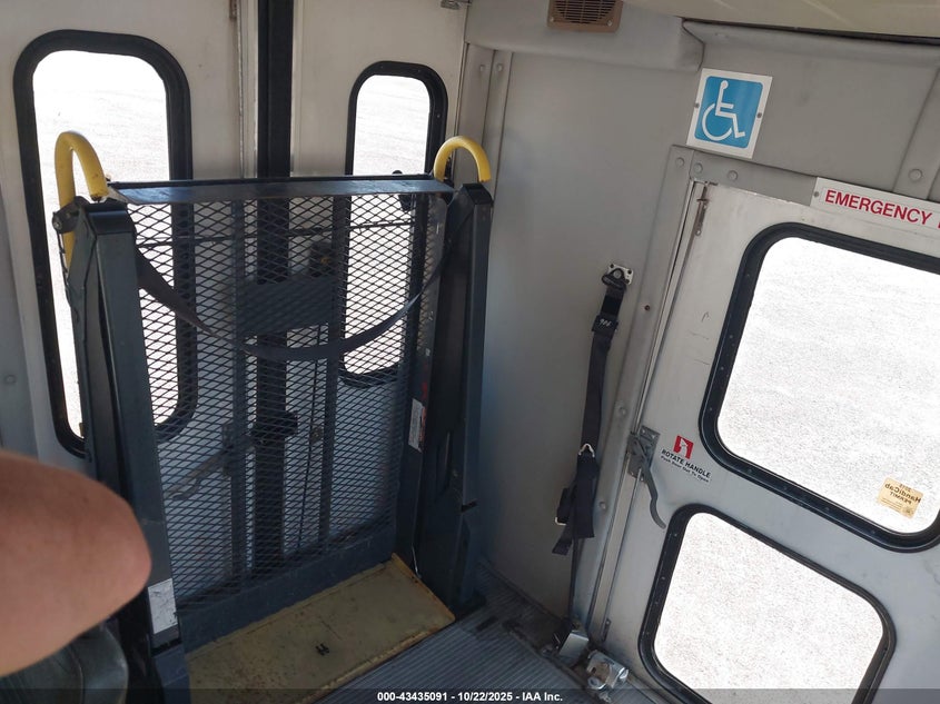 2006 Ford E-350 Cutaway VIN: 1FDWE35SX6DA10135 Lot: 43435091