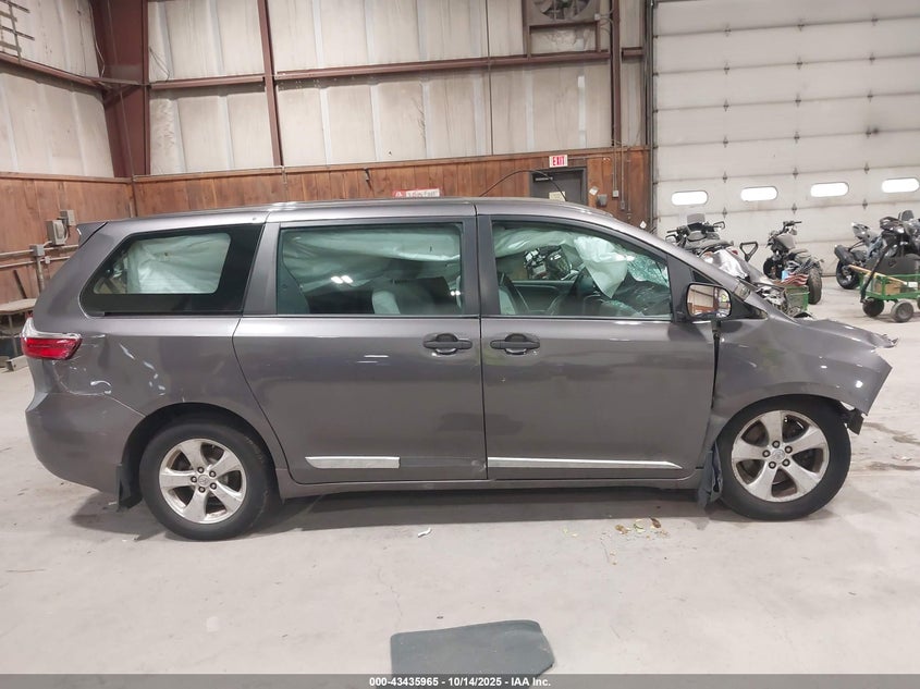 TOYOTA SIENNA - zdjęcie 13