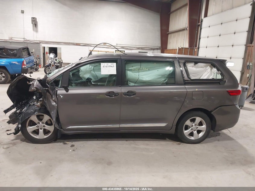 TOYOTA SIENNA - zdjęcie 14