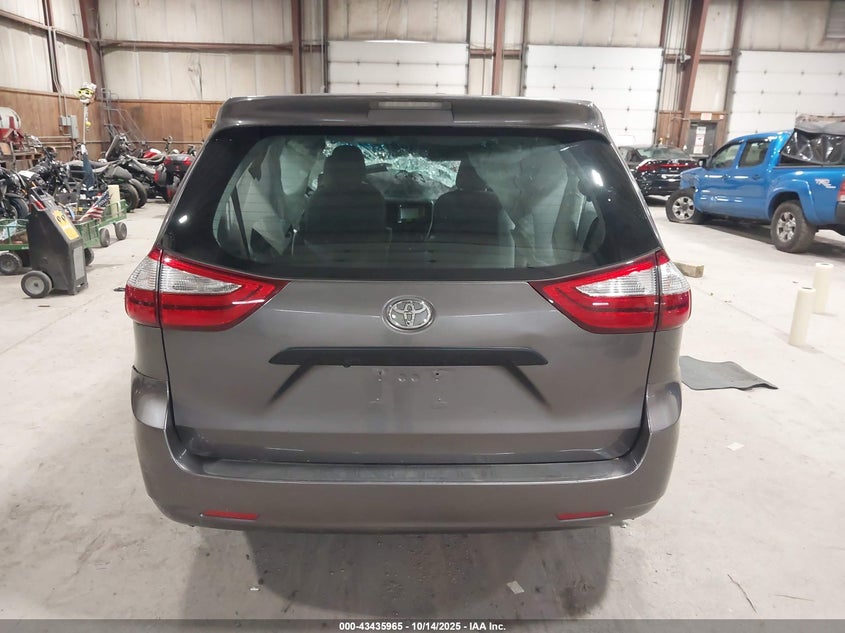 TOYOTA SIENNA - zdjęcie 16