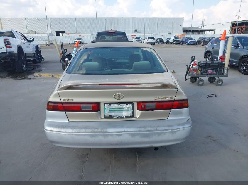 1998 Toyota Camry Le VIN: JT2BG28K3W0256933 Lot: 43437391
