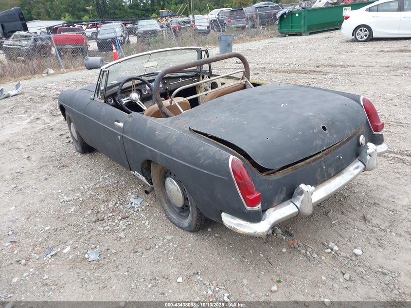 GHN3L33851 1965 MG MGB photo no. 3