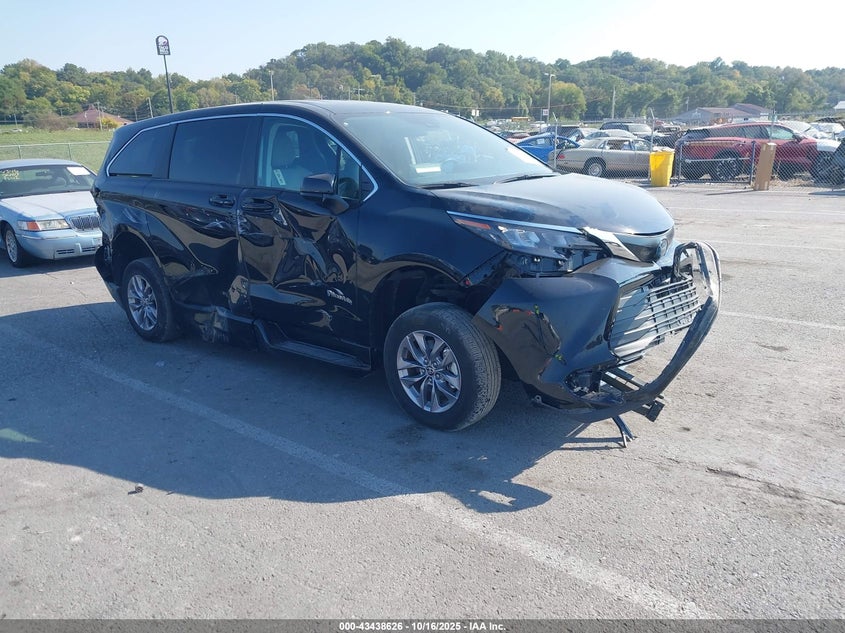 2024 TOYOTA SIENNA LE - 5TDKRKEC6RS206107