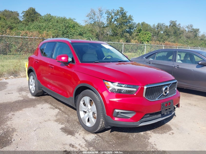 VOLVO XC40 T4 MOMENTUM
