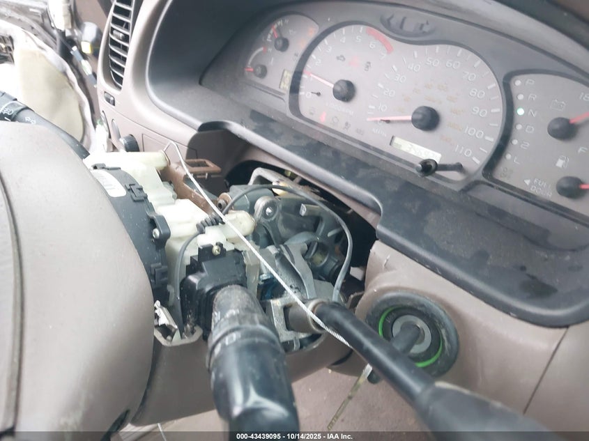 2001 Toyota Sequoia Limited V8 VIN: 5TDBT48A41S005639 Lot: 43439095