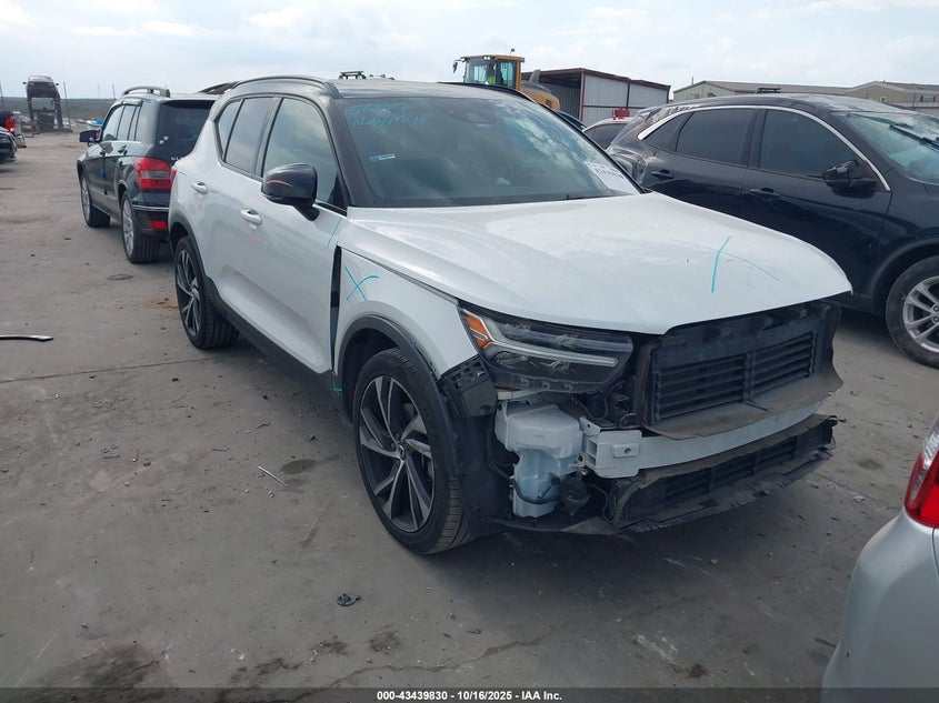 VOLVO XC40 T4 R-DESIGN