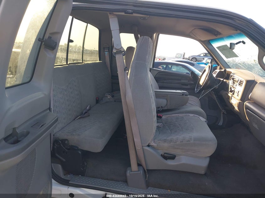 2000 Ford F-250 Lariat/Xl/Xlt VIN: 1FTNX21F0YEA04726 Lot: 43440043