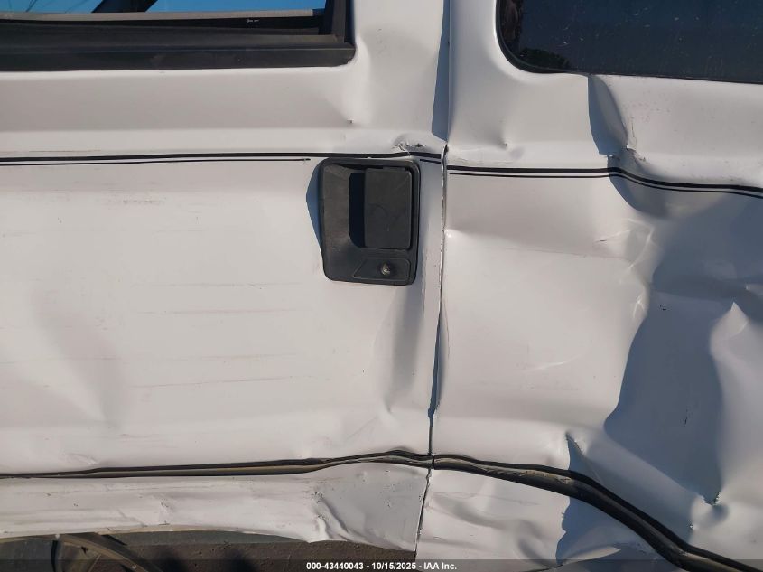 2000 Ford F-250 Lariat/Xl/Xlt VIN: 1FTNX21F0YEA04726 Lot: 43440043