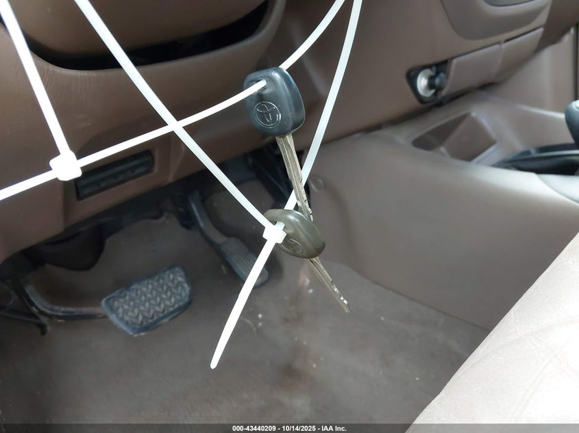 2004 Toyota Sequoia Sr5 V8 VIN: 5TDBT44A64S216318 Lot: 43440209