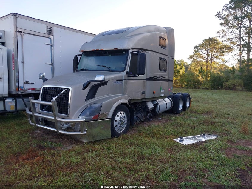 4V4NC9TJ26N442915 2006 VOLVO  photo no. 2