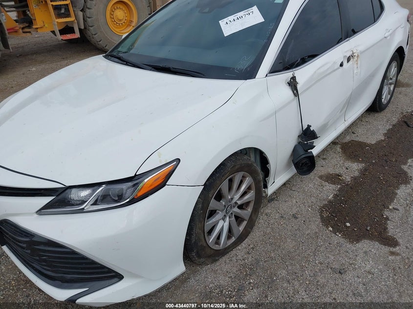 4T1B11HK0JU581832 2018 TOYOTA CAMRY photo no. 6