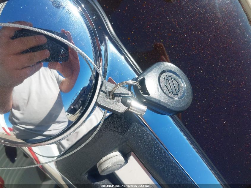 2011 Harley-Davidson Flhtk VIN: 1HD1KEM1XBB605714 Lot: 43441068