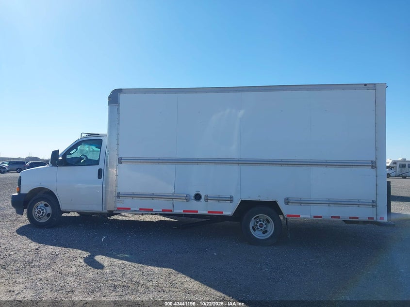 2017 GMC Savana Cutaway Work Van VIN: 7GZ37TCG4HN901117 Lot: 43441196