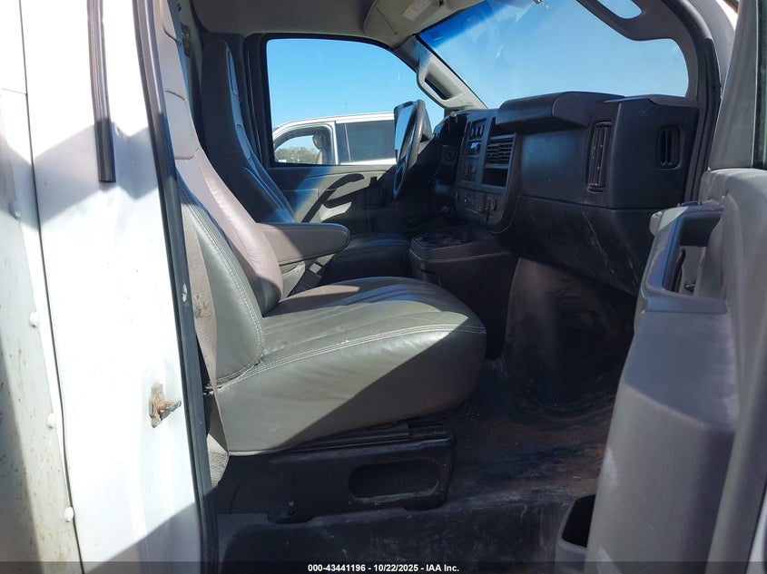 2017 GMC Savana Cutaway Work Van VIN: 7GZ37TCG4HN901117 Lot: 43441196