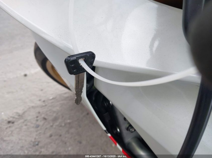 2022 Yamaha Yzfr1 VIN: JYARN66Y5NA000713 Lot: 43441387