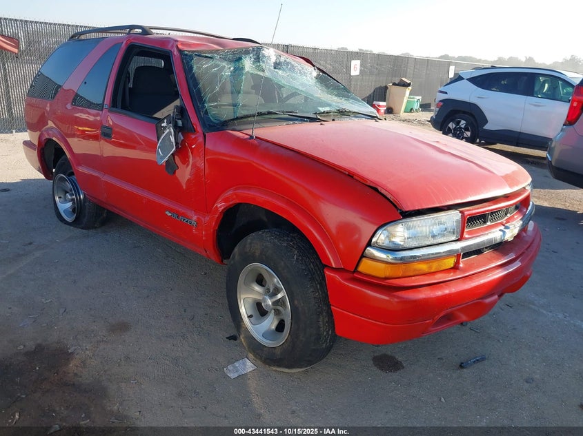 1GNCS18XX3K101366 2003 CHEVROLET BLAZER photo no. 2