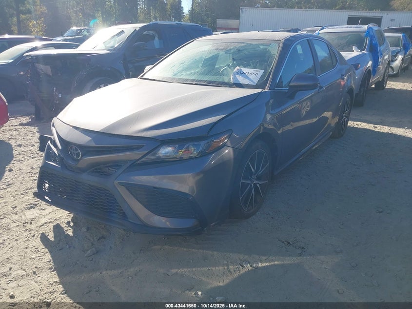 4T1G11AK3MU456800 2021 TOYOTA CAMRY photo no. 2