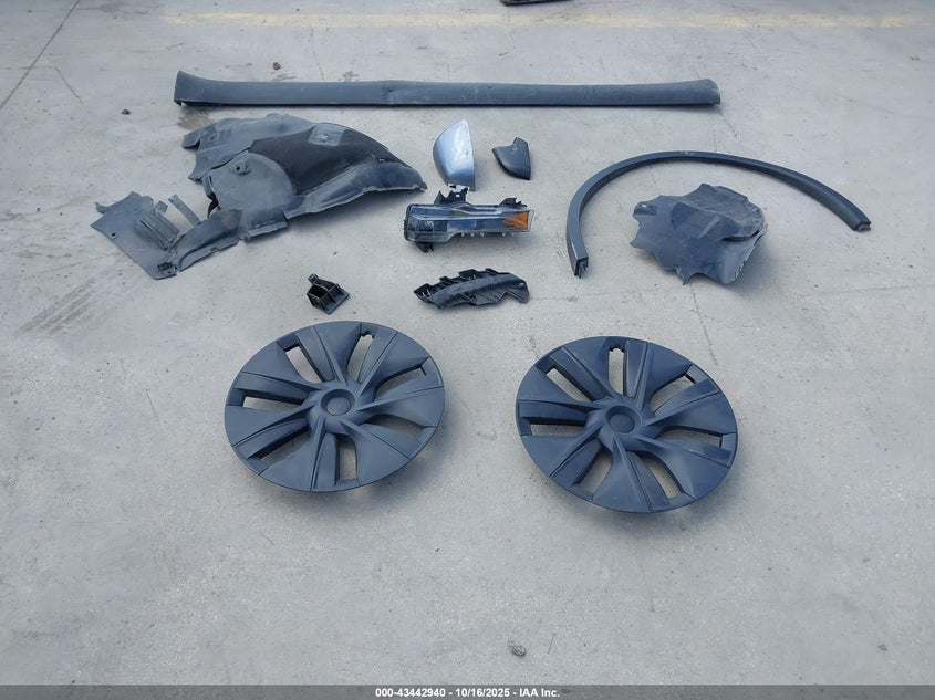 2024 Tesla Model Y Long Range Dual Motor All-Wheel Drive VIN: 7SAYGDEE7RA320490 Lot: 43442940