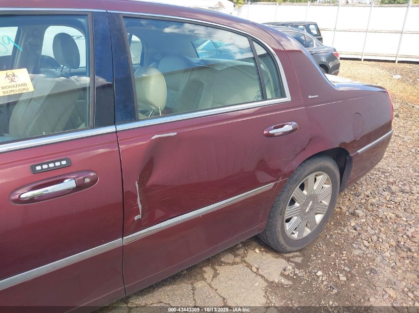 2004 Lincoln Town Car Ultimate VIN: 1LNHM83W74Y682920 Lot: 43443309