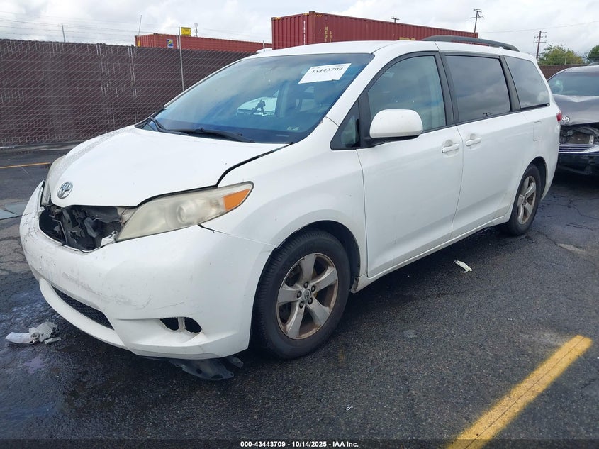 5TDKK3DC4ES489483 2014 TOYOTA SIENNA photo no. 2