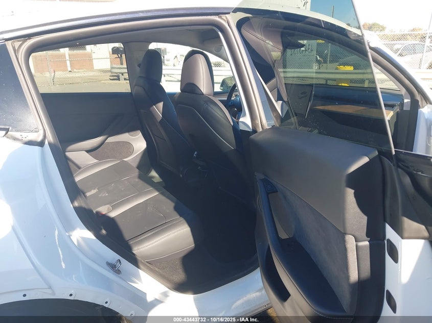 2024 Tesla Model Y Long Range Dual Motor All-Wheel Drive VIN: 7SAYGDEE5RA305213 Lot: 43443732