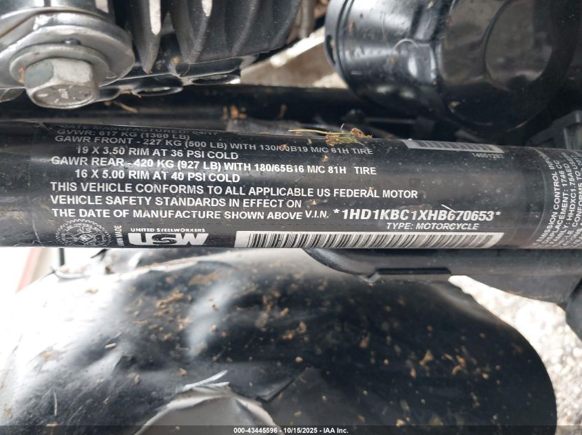2017 Harley-Davidson Flhx Street Glide VIN: 1HD1KBC1XHB670653 Lot: 43445596