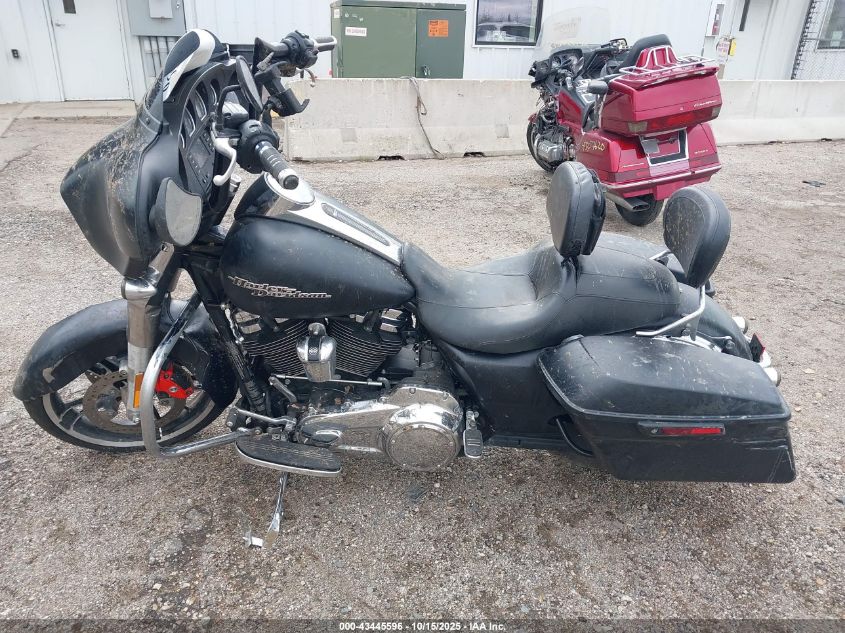 2017 Harley-Davidson Flhx Street Glide VIN: 1HD1KBC1XHB670653 Lot: 43445596