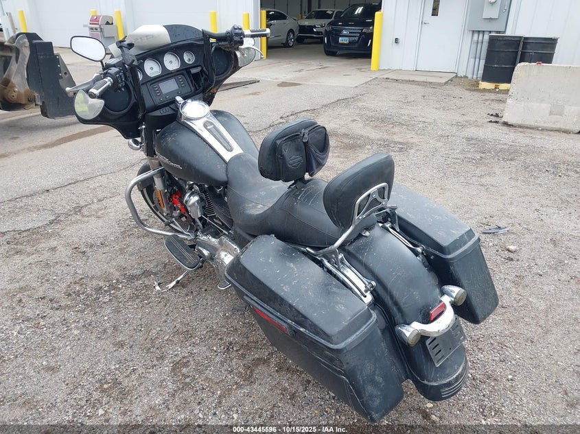 1HD1KBC1XHB670653 2017 HARLEY-DAVIDSON STREET GLIDE photo no. 3