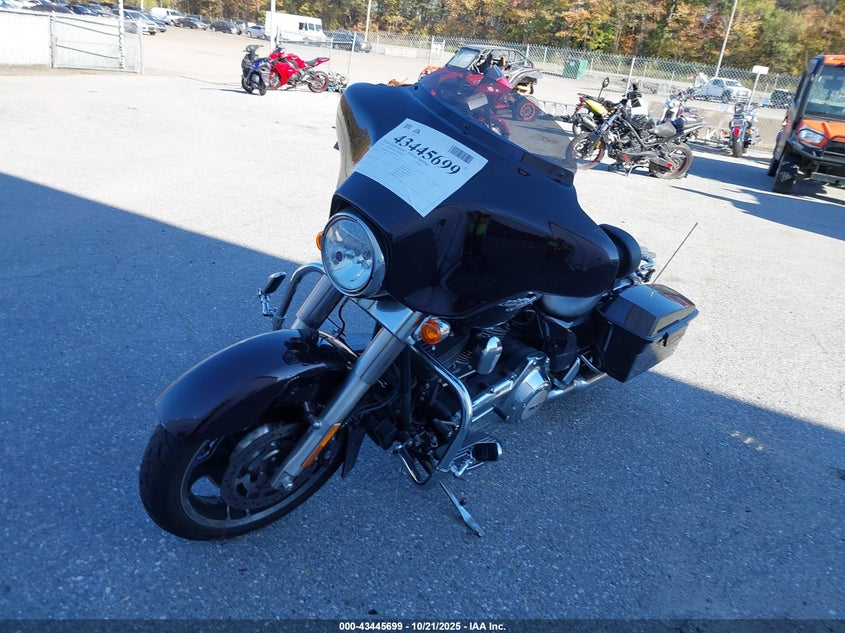 1HD1KBM16BB674916 2011 HARLEY-DAVIDSON STREET GLIDE photo no. 2