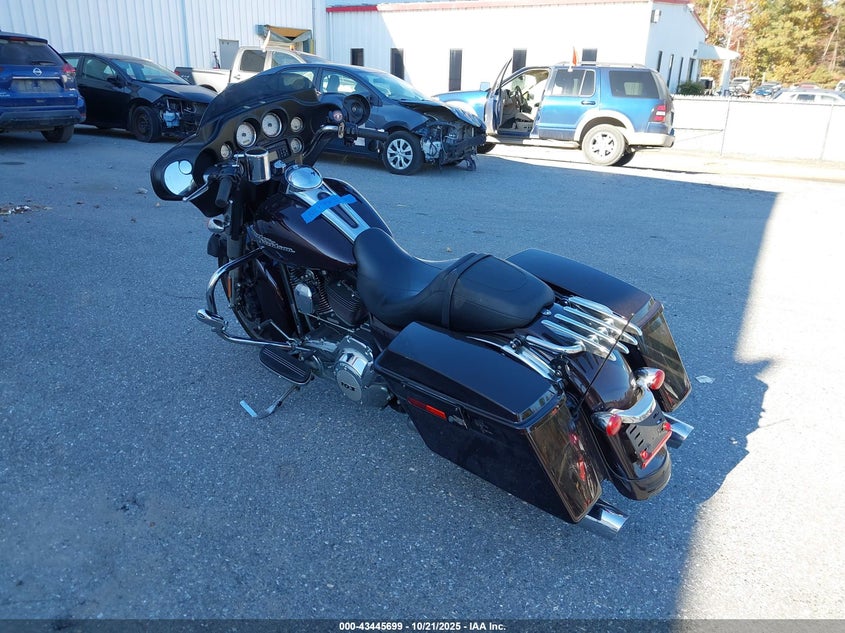 1HD1KBM16BB674916 2011 HARLEY-DAVIDSON STREET GLIDE photo no. 3