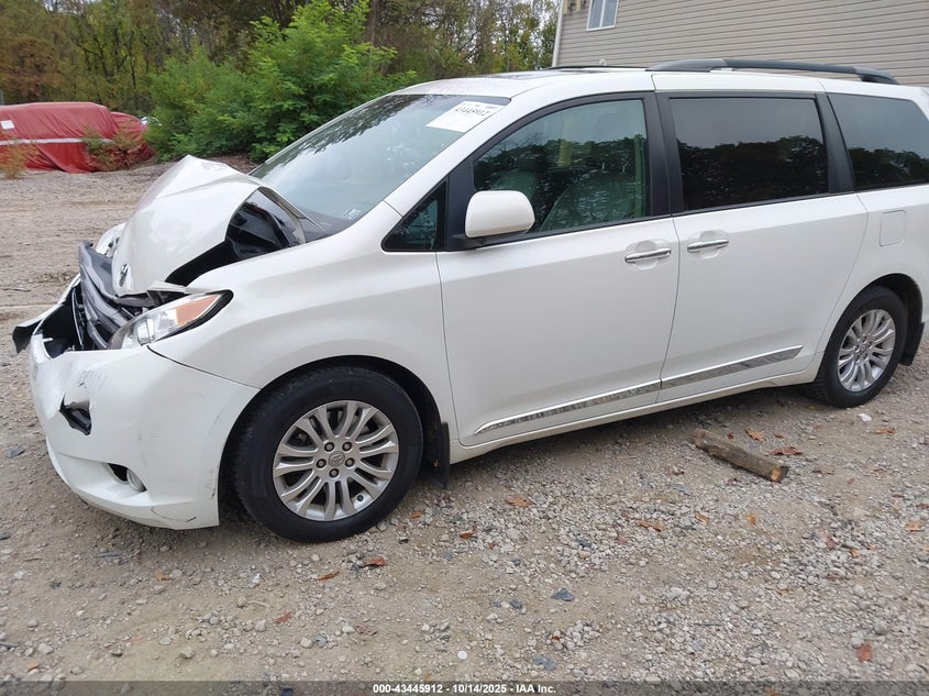 2017 TOYOTA SIENNA XLE PREMIUM 8 PASSENGER 5TDYZ3DC4HS798039
